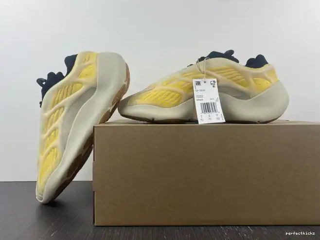 V3 700 Safflower Mono Adidas HP5425 Yeezy 0529